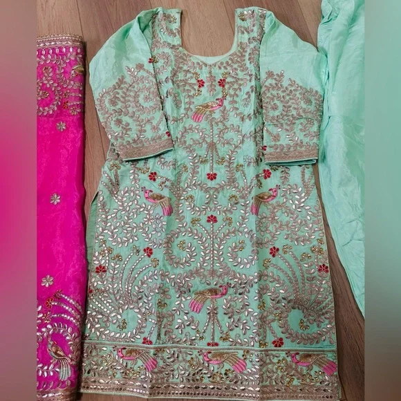 Salwar Kameez Suit - Picture 2 of 3